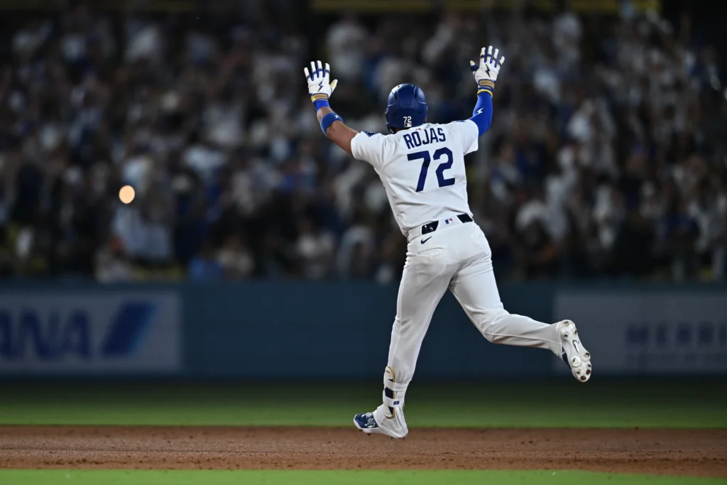 Miguel Rojas sale lesionado y enciende las alarmas en los Dodgers de Los Ángeles 1 Miguel Rojas