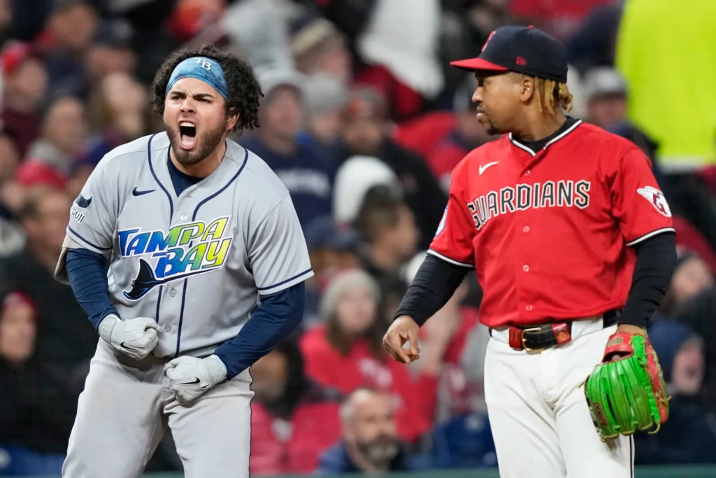 Cleveland continúa pecando con errores defensivos y Rays de Tampa Bay los aprovecha 1 Rays de Tampa Bay supera a los Guardianes de Cleveland en el Juego 4