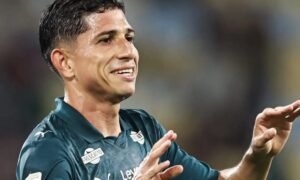 Home 19 Jefferson Savarino anotó triplete en la victoria de Fluminense sobre Coritiba por el Brasileirao.