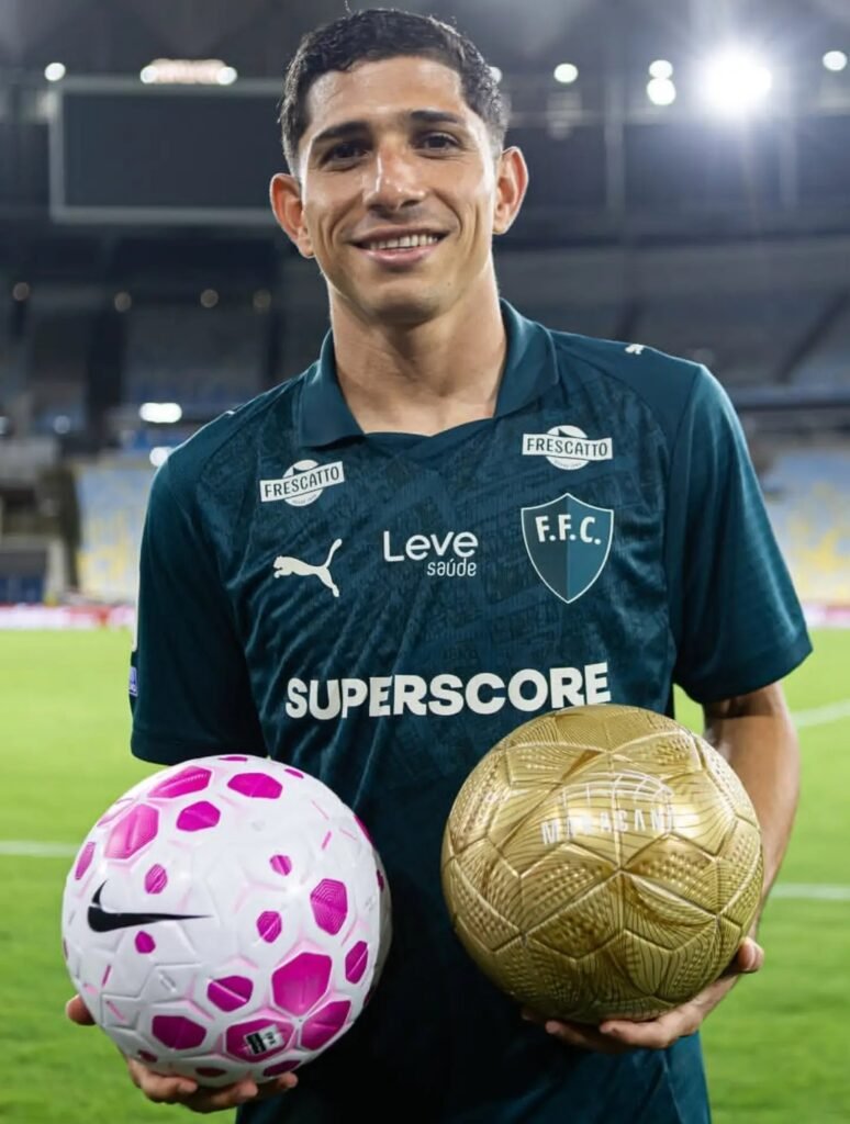 Savarino, desatado con triplete con Fluminense: toca a la puerta de Vizcarrondo 1 Jefferson Savarino anotó triplete en la victoria de Fluminense sobre Coritiba por el Brasileirao.